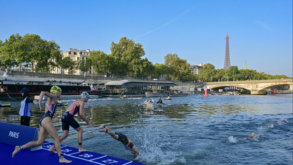 Bez Sekwany, bez zysku: Triathloniści rywalizują w pływaniu na 1500 m w rzece w Paryżu