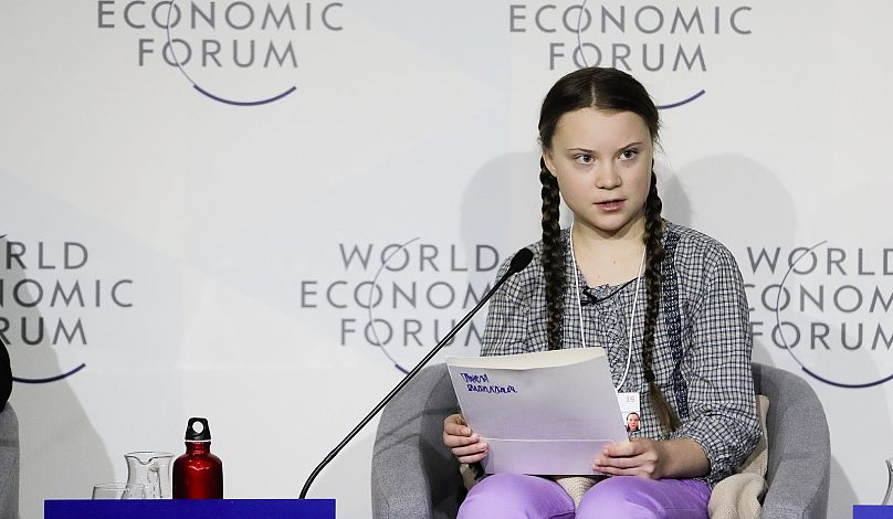 Działaczka klimatyczna Greta Thunberg przemawia podczas panelu w Davos w 2019 r.