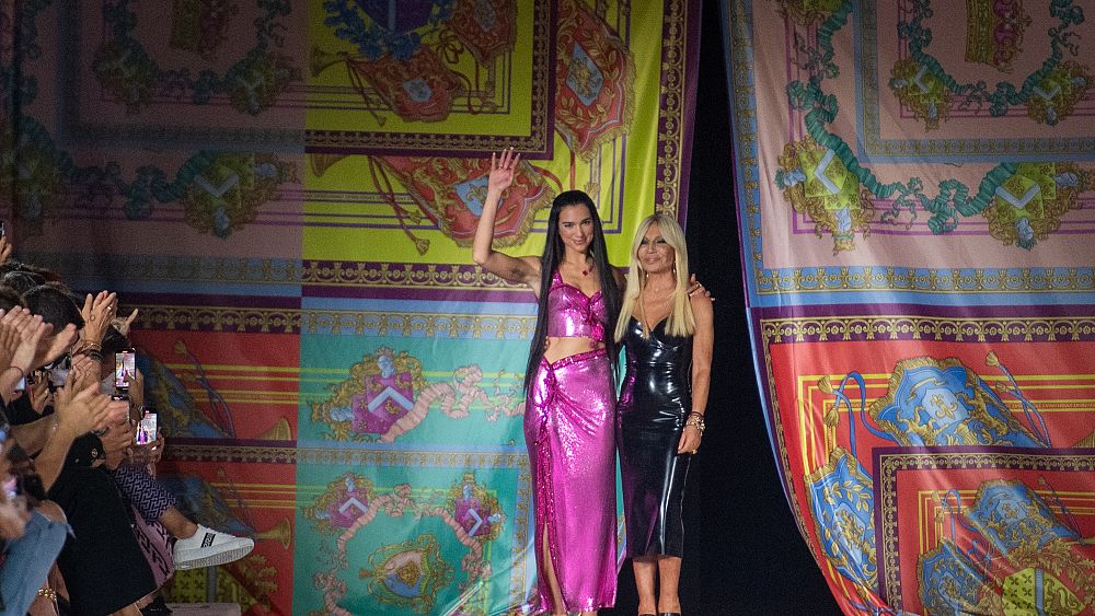 Zmiana we włoskiej modzie: firma-matka Versace sprzedana za wielomiliardową transakcję
