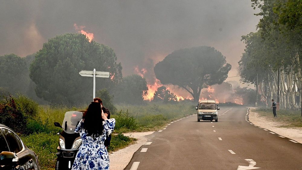 Wczasowicze ostrzegani, aby zachowali „wyjątkową czujność”, ponieważ pożary we Francji zmuszają tysiące ludzi do ewakuacji