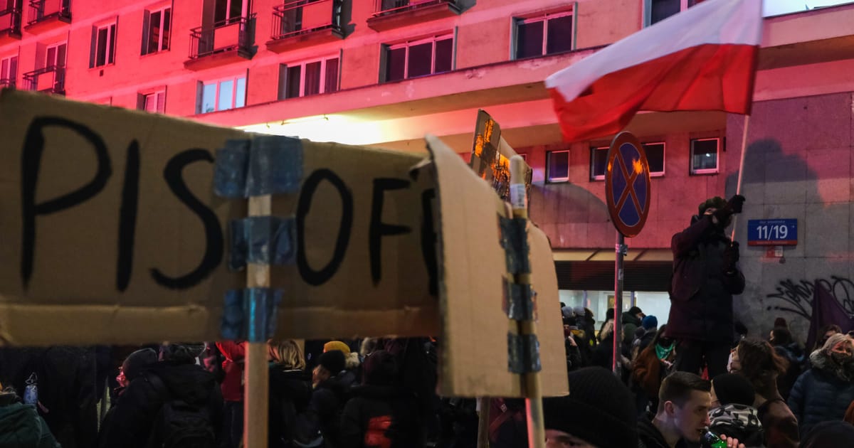 Partia rządząca w Polsce rzuca opozycji podkręconą piłkę referendalną