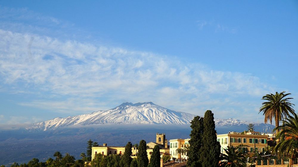 Etna jest najbardziej aktywnym wulkanem w Europie.  Czy nadal można odwiedzić podczas erupcji?