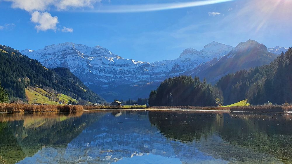 Ta szwajcarska wioska ma nadzieję przyciągnąć cyfrowych nomadów widokami na góry i społecznością