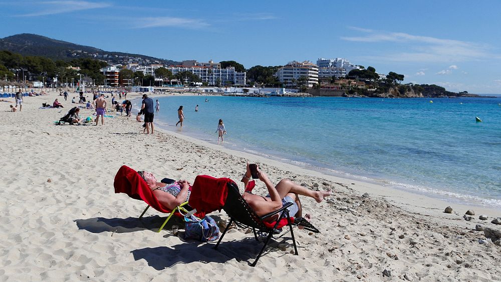 Fałszywe znaki na hiszpańskich plażach ostrzegają anglojęzycznych turystów, aby trzymali się z daleka
