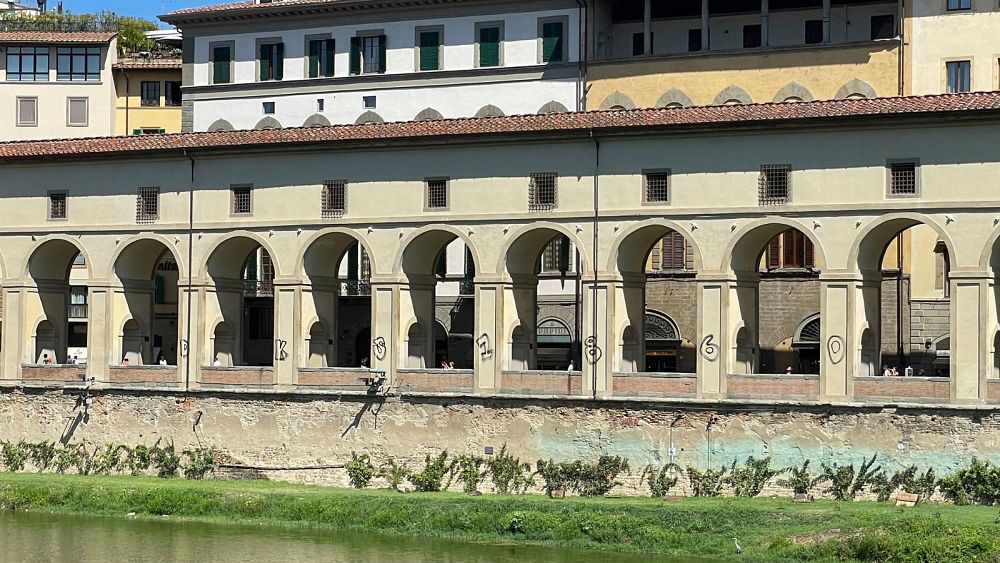 Wandalizm kulturowy: szef Uffizi nawołuje do surowych kar za zniesławienie korytarza Vasariego