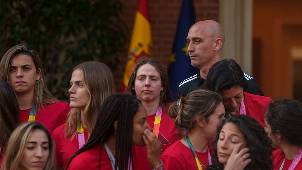 Dlaczego pocałunek to nie tylko pocałunek: szef hiszpańskiej piłki nożnej Luis Rubiales musi odejść