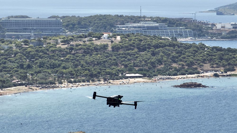 Aby powstrzymać pożary, społeczności na przedmieściach Aten finansują własne drony wczesnego ostrzegania