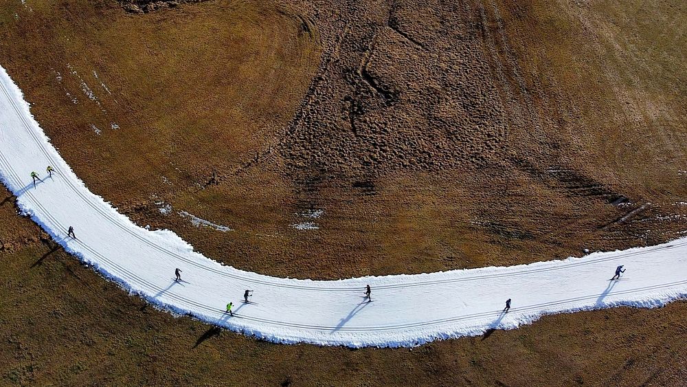 Z badania wynika, że ​​ponad połowa europejskich ośrodków narciarskich jest narażona na „bardzo wysokie ryzyko” wynikające ze zmiany klimatu