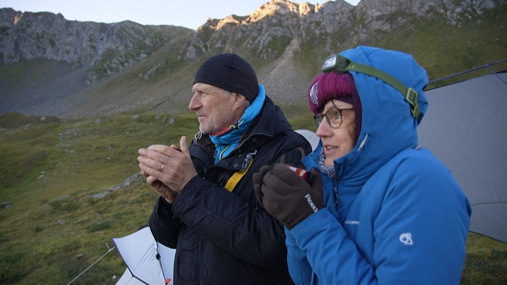 Zespół wilków i owiec: Poznaj szwajcarskich wolontariuszy obozujących na szczytach wzgórz, aby utrzymać oba zwierzęta przy życiu