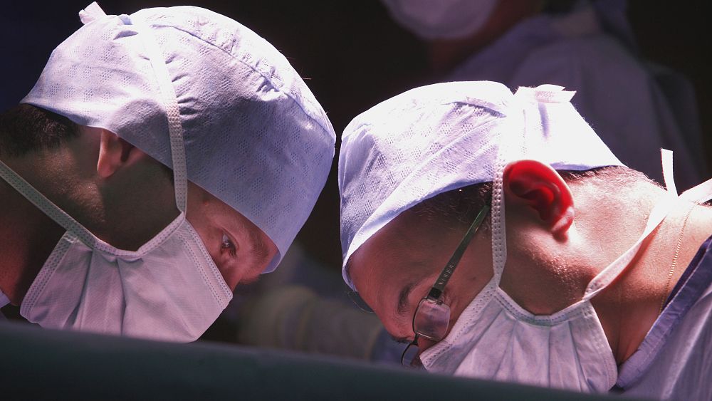Chirurdzy przeprowadzają pierwszy w Wielkiej Brytanii udany przeszczep macicy