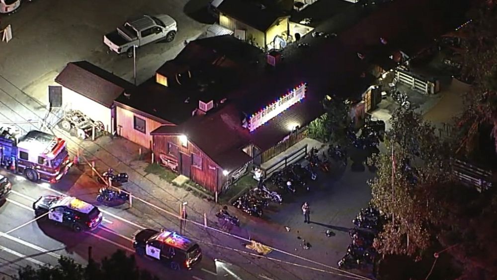Co najmniej cztery osoby, w tym bandyta, zginęły w strzelaninie do baru motocyklowego w Kalifornii