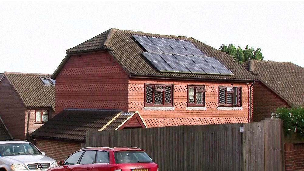 Coraz większa liczba domów w Wielkiej Brytanii instaluje pompy ciepła i panele słoneczne, ale dla większości jest to „nieopłacalne”.