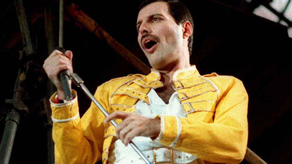 Demaskowanie skandalu: czy naprawdę usunięto „Fat Bottomed Girls” z „Greatest Hits” Queen?
