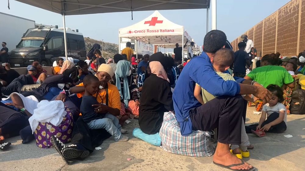 Dlaczego władze przenoszą migrantów lądujących na Lampedusie?