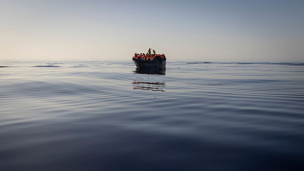 Greckie władze ratują prawie 60 migrantów z małych łodzi na Morzu Egejskim