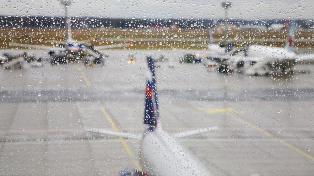 Opóźnienia na lotnisku we Frankfurcie: Pasażerowie wezwali do przybycia 2,5 godziny wcześniej po ulewnych deszczach na pasach startowych