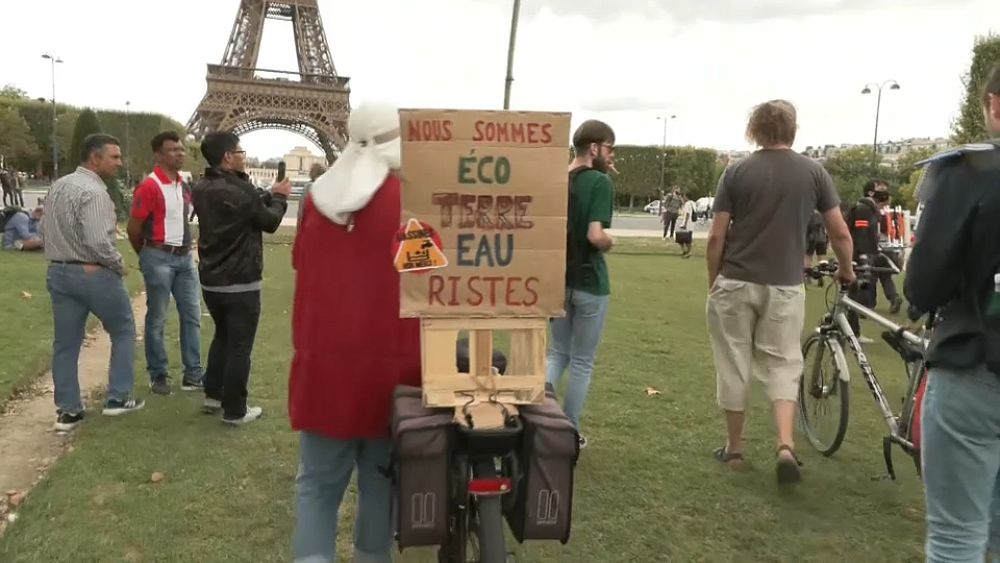 Protest dotyczący konwoju wodnego przybywa do Paryża, aby potępić mega zbiorniki wodne