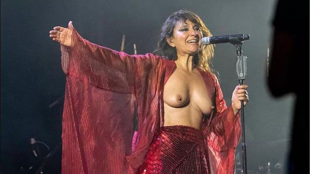 Swoboda pokazywania piersi: dlaczego gest hiszpańskiej piosenkarki Amaral ma znaczenie?