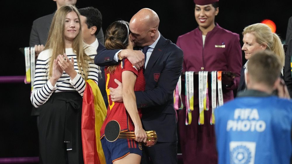 Szef hiszpańskiego futbolu Luis Rubiales powiedział, że nie złoży rezygnacji po kontrowersyjnym pocałunku na mundialu