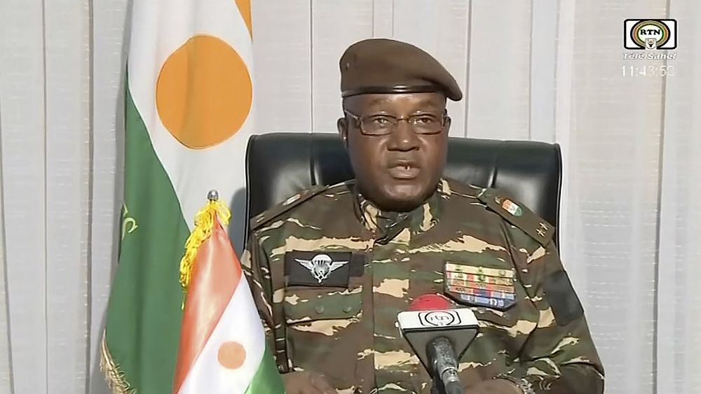 Zamach stanu w Nigrze: UE grozi zawieszeniem wsparcia budżetowego, gdy generał Tchiani ogłasza się przywódcą