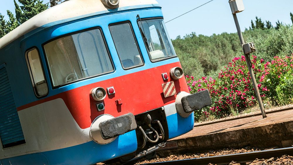 Zwiedzaj Włochy pociągiem: te nowe trasy kolejowe to Twoja przepustka do ukrytych wiosek i malowniczej przyrody