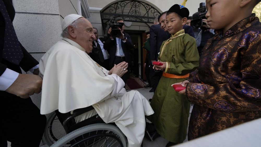 Papież Franciszek otwiera klinikę podczas pierwszej wizyty papieskiej w Mongolii.  Mówi, że chodzi o działalność charytatywną, a nie o nawrócenie