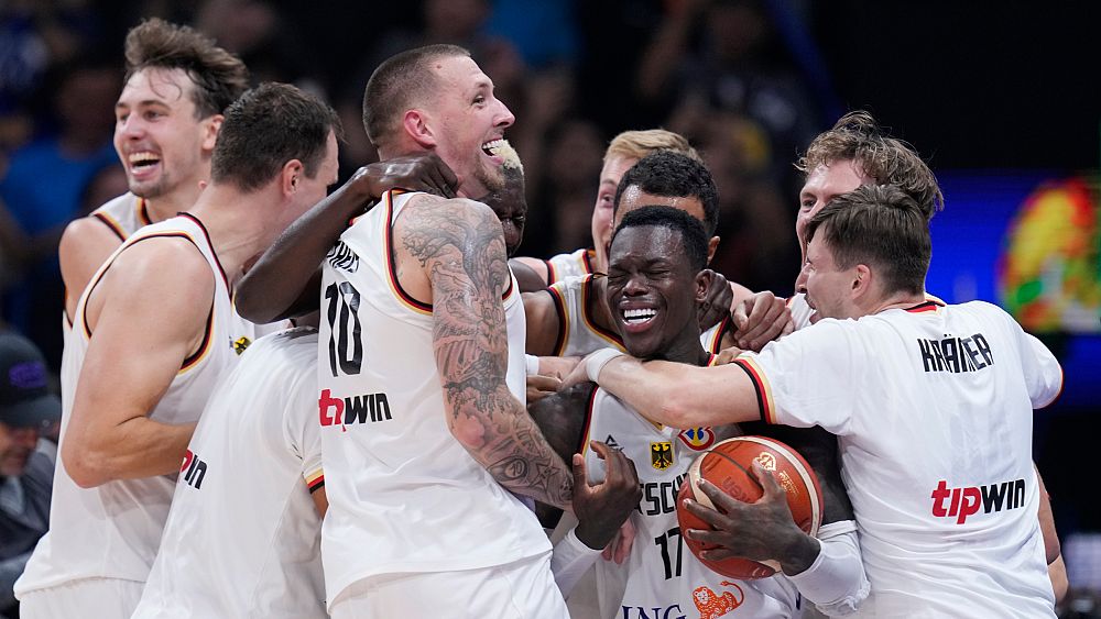 Niemcy po raz pierwszy w historii zdobywają Puchar Świata w koszykówce, pokonując Serbię 83:77 i zdobywając złoty medal