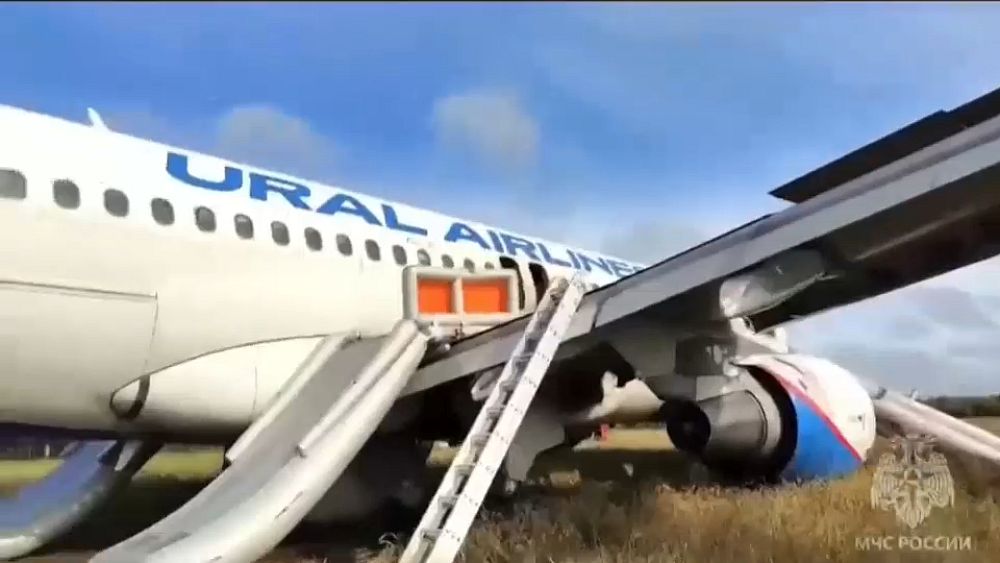 Airbus Ural Airlines ze 159 pasażerami na pokładzie ląduje na polu na Syberii