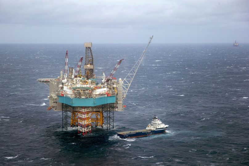 Widok statku zaopatrzeniowego na polu naftowym Edvard Grieg na Morzu Północnym, luty 2016 r