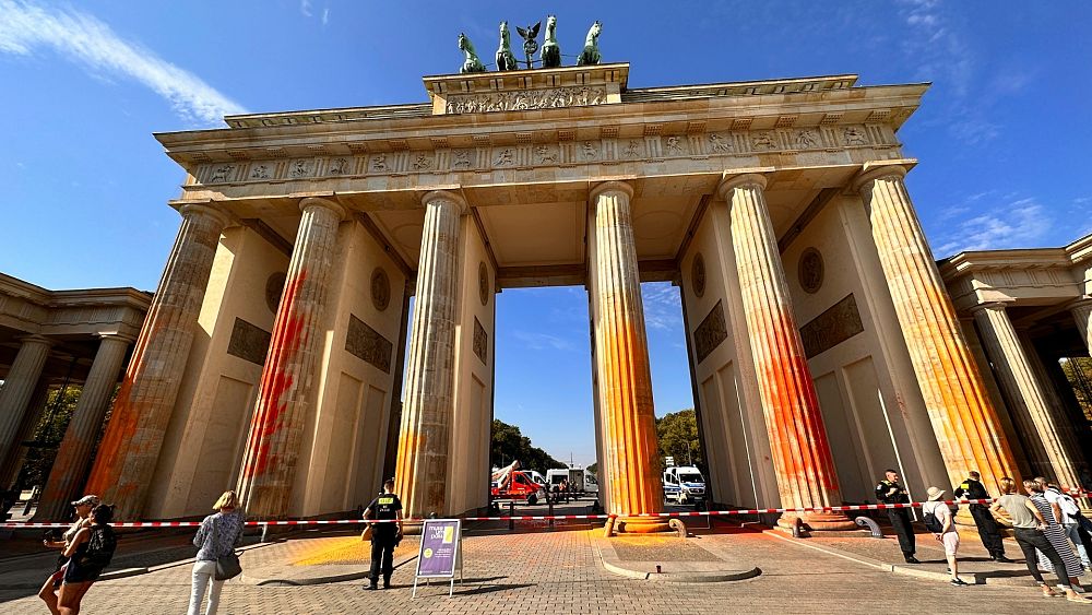 Aktywiści spryskują Bramę Brandenburską na pomarańczowo, gdy światowe protesty wzywają do zaprzestania paliw kopalnych