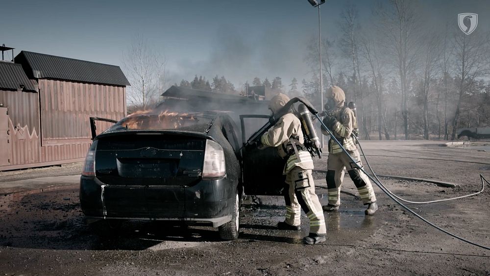 Sprzedaż pojazdów elektrycznych w Europie kwitnie, ale czy jesteśmy przygotowani na walkę z pożarami powodowanymi przez akumulatory?