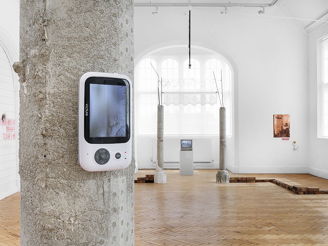 Widok instalacji Jessego Darlinga, Załączniki w Camden Art Centre, 2022