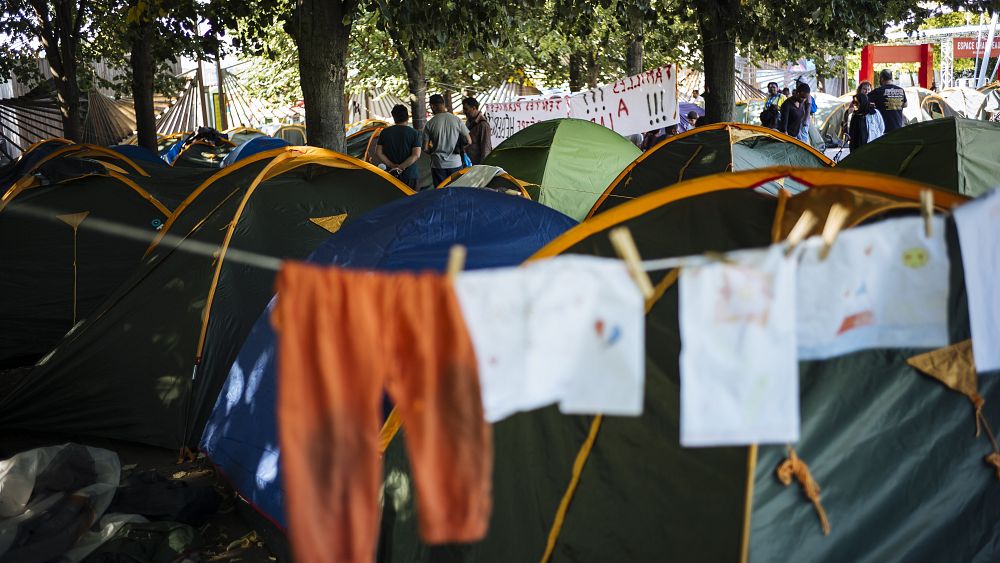 „Dom i dom to nie to samo”: co dzieje się z migrantami wysiedlonymi z Paryża