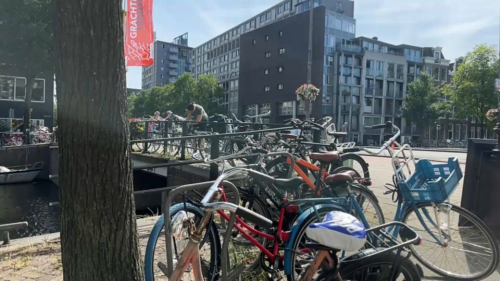 Amsterdam wypycha więcej samochodów, ale wciąż jest za mało miejsca