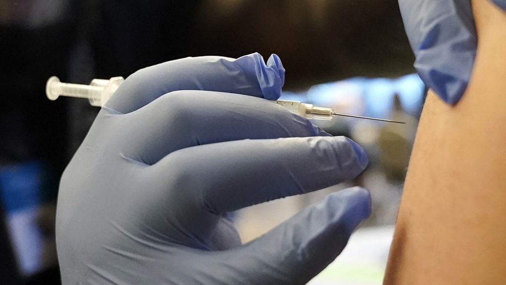 COVID-19: Bruksela zatwierdza dostosowaną szczepionkę firmy Pfizer do zwalczania podwariantów Omicron