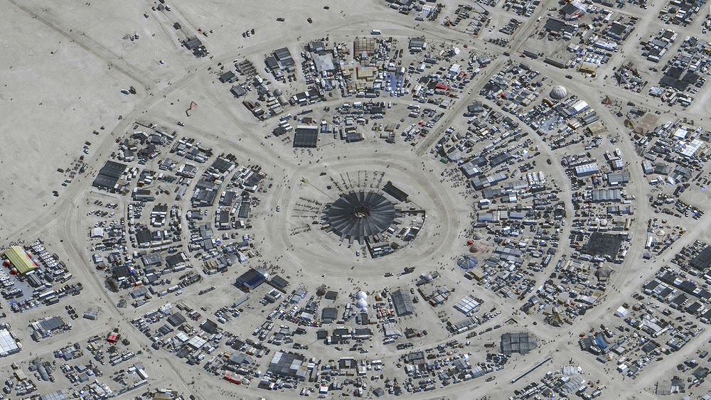 Jedna osoba nie żyje, a tysiące utknęły w ulewnym deszczu na festiwalu Burning Man