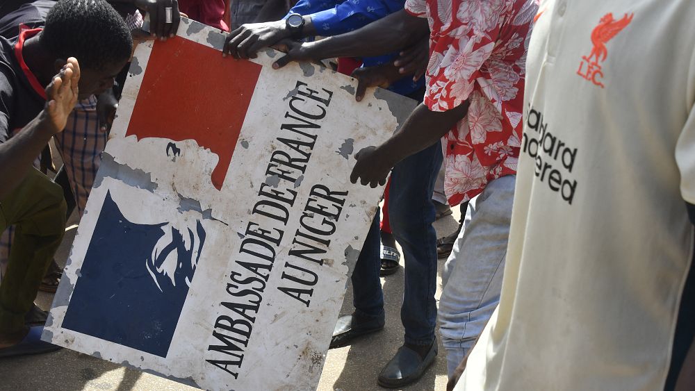 Junta Nigru twierdzi, że ambasador Francji zostaje wydalony przez policję