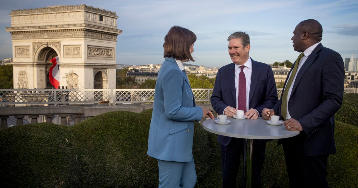 Keir Starmer wręcza Emmanuelowi Macronowi koszulkę Arsenalu i kilka ciepłych słów