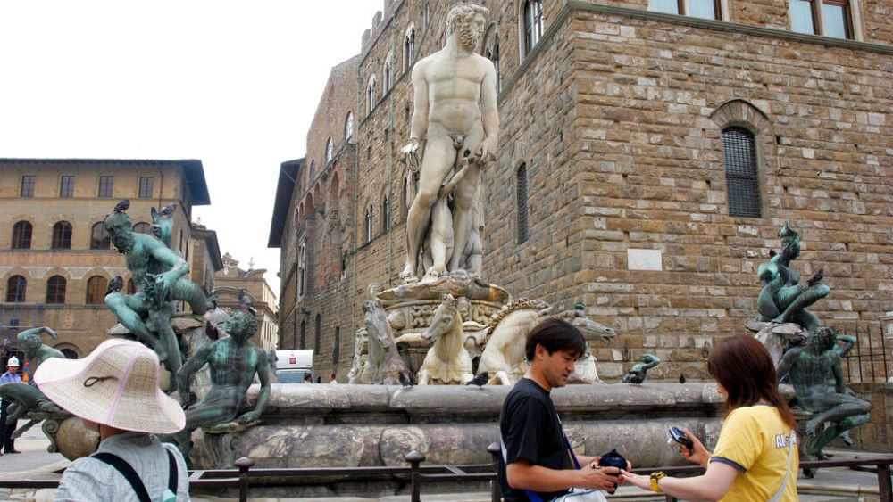 Niemiecki turysta niszczy fontannę Neptuna we Florencji, aby zrobić zdjęcie