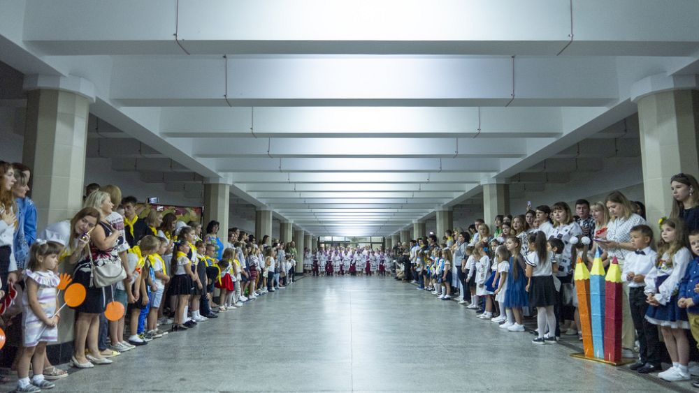 Ukraińskie dzieci wracają do szkoły w podziemnej stacji metra