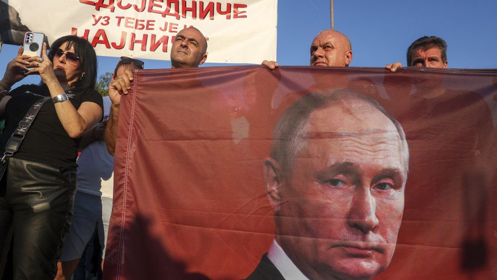 Zwolennicy prezydenta Serbów bośniackich Milorada Dodika protestują z flagami Putina