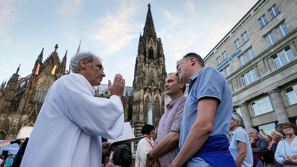 Papież Franciszek sugeruje możliwe błogosławieństwa dla związków homoseksualnych w odpowiedzi na prośby konserwatywnych kardynałów