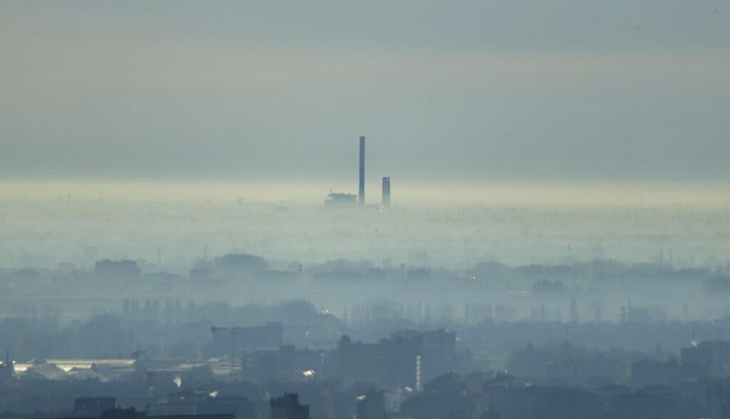 Komin widać z przeglądu Mediolanu, styczeń 2015