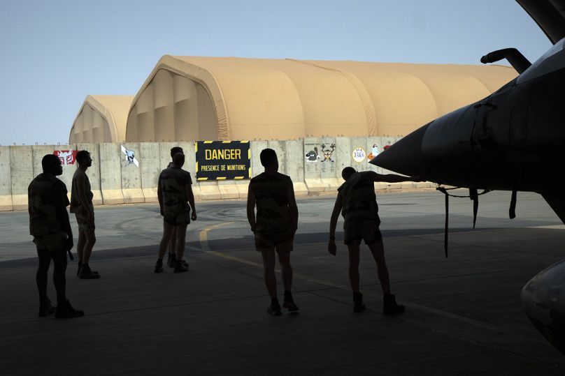 Francuscy mechanicy Sił Powietrznych Barkhane konserwują Mirage 2000 w bazie Niamey, czerwiec 2019 r.