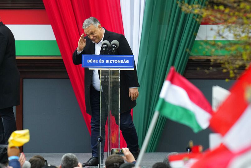 Premier Viktor Orban wita swoich zwolenników przed wygłoszeniem przemówienia podczas ostatniego wiecu wyborczego swojej partii Fidesz w Szekesfehervar, kwiecień 2022 r.