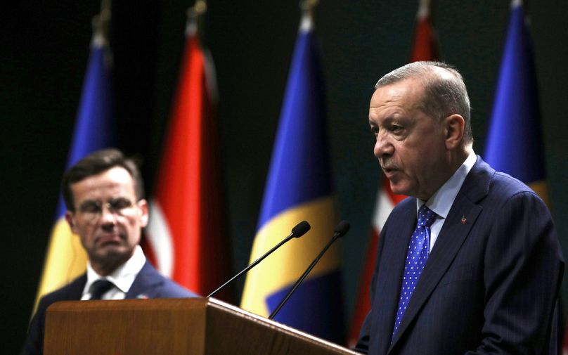 Prezydent Turcji Recep Tayyip Erdogan i premier Szwecji Ulf Kristersson rozmawiają z mediami po rozmowach w pałacu prezydenckim w Ankarze, listopad 2022 r.