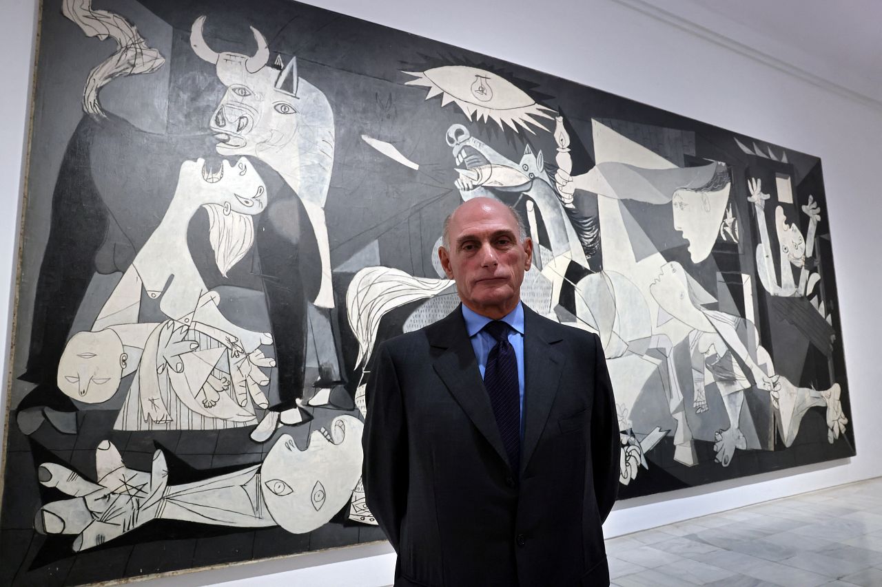 Bernard Ruiz-Picasso pozuje przed „Guernicą” Picassa  podczas konferencji prasowej w madryckim muzeum Reina Sofia z okazji 50. rocznicy śmierci malarza dnia Se