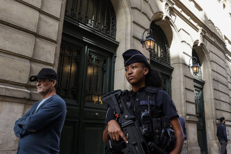 Francuski policjant z karabinem szturmowym G36 patroluje teren przed synagogą Tournelles po wprowadzeniu wzmożonych środków bezpieczeństwa w żydowskich świątyniach.