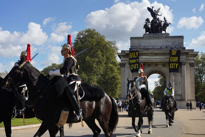 W zeszłym miesiącu działacze Fossil Free London zaatakowali King's Guard, aby zaprotestować przeciwko zbliżającej się konferencji naftowej.