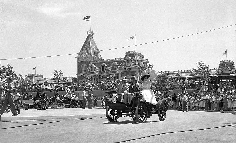 Otwarcie Disneylandu 17 lipca 1955. Były gubernator Kalifornii Goodwin Knight (po lewej), Walt Disney (w środku) i żona gubernatora Virginia Knight (po prawej).